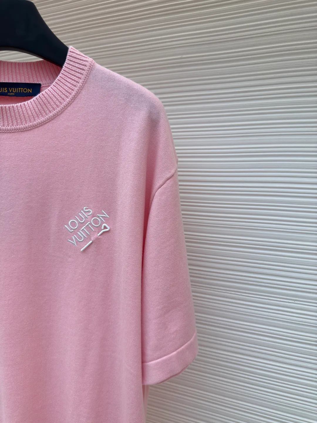 LOUIS VUITTON embroidered letter pin short sleeves ●Authentic product: Purchased and developed by 8766 ●Item number: 1680115-A50 ●Fabric: Dyeing fully combed cotton yarn weaving ●Technology: knitting ●Version: Fitted version ●Size: XS-S-M-L ●Description: Weaved using custom-woven, custom-dyed, fully combed 100% cotton yarn. A 14-needle computerized flat knitting machine is used to weave single-sided wool tissue according to the original version. The entire garment piece takes 6-7 hours per piece. The letters on the chest are sewn at a ratio of 1:1. All details are processed and finished by hand. The next operation can only be carried out after manual thread picking, knotting, inspection, and spot checks. Partial jacquard on one side requires a long time on the loom, the loss variables are unstable, and the scrap rate is high; especially for customized dyeing according to the Y version, to distinguish the wrong color and the big head version on the market. The overall wiring is straight and delicate, the fabric is comfortable and soft, and the color is consistent without color difference. It can be matched with the same style to create a fashionable look and control various occasions. Customized accessories, complete with three standards, same style for men and women!